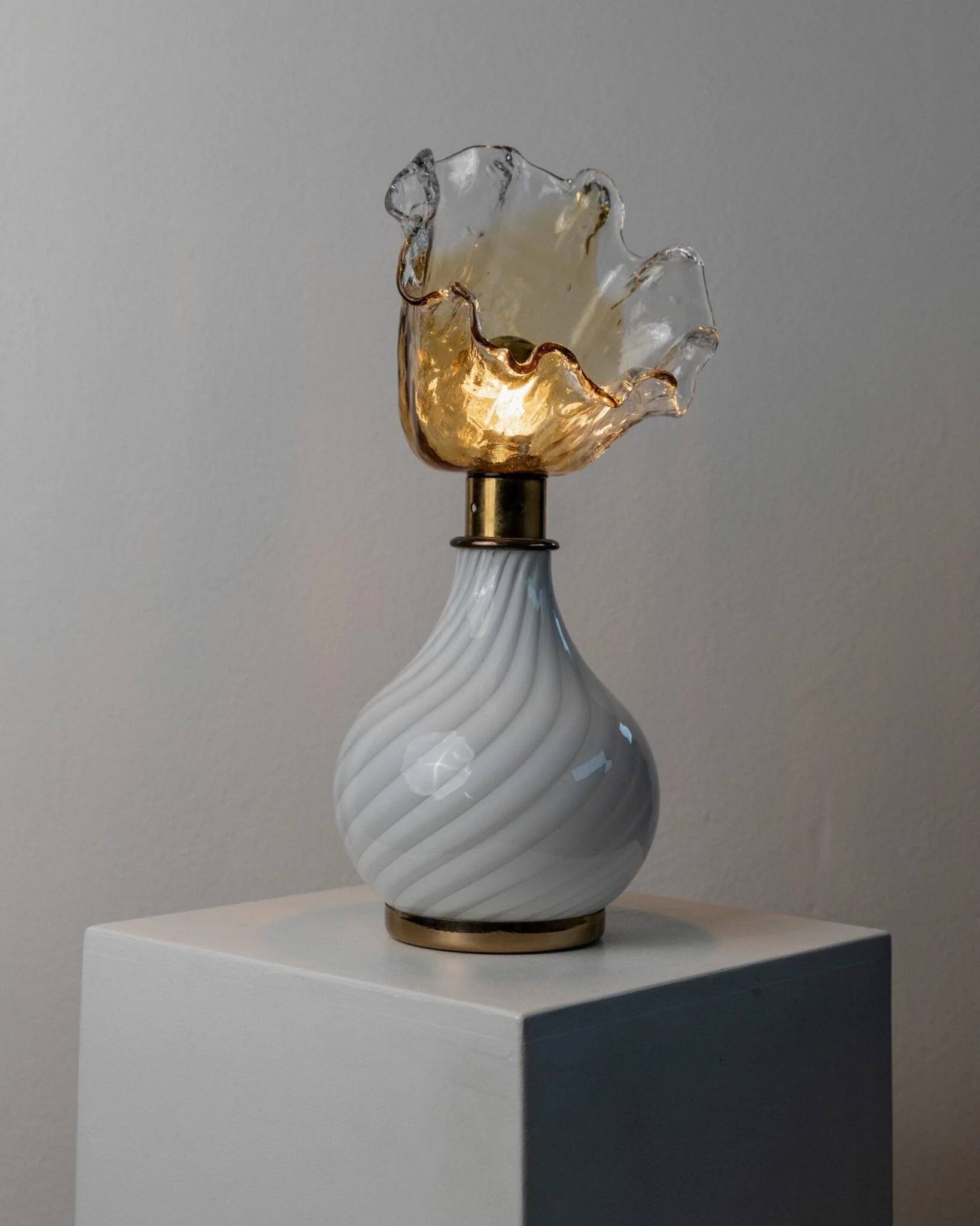Orange Murano Glass Table Lamps Pair with Flower-Shaped Shades and Brass Details - 1970s Italy Bedside Lighting