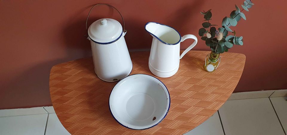 Vintage white and blue email set