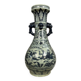 Asie XIXème : vase en porcelaine a décors de scénes animées vers 1880