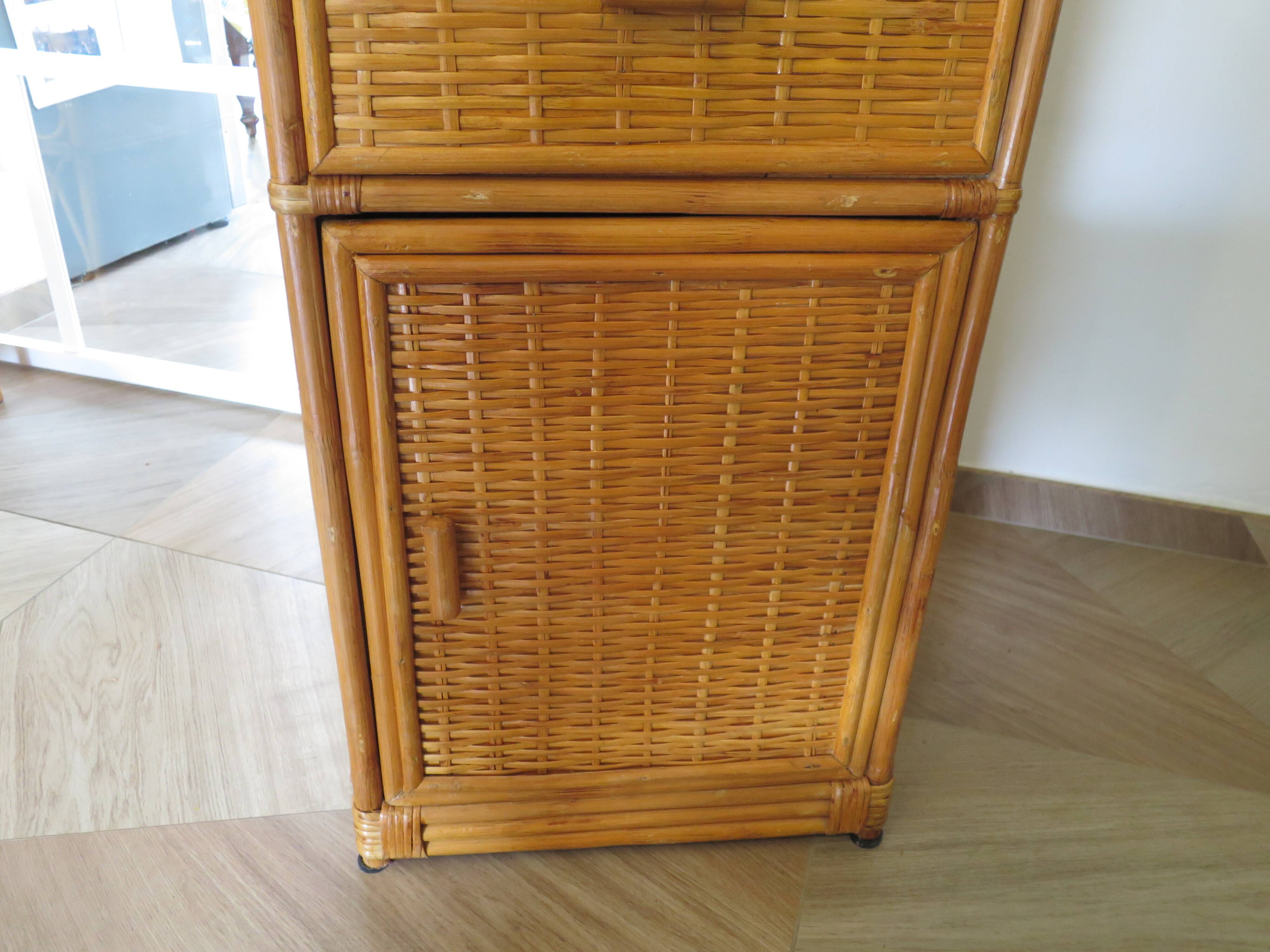 Storage column, wooden bookshelf and woven rattan.