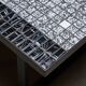 Table basse italienne sur cadre en métal plat avec plateau en mosaïque noire et blanche, années 1980