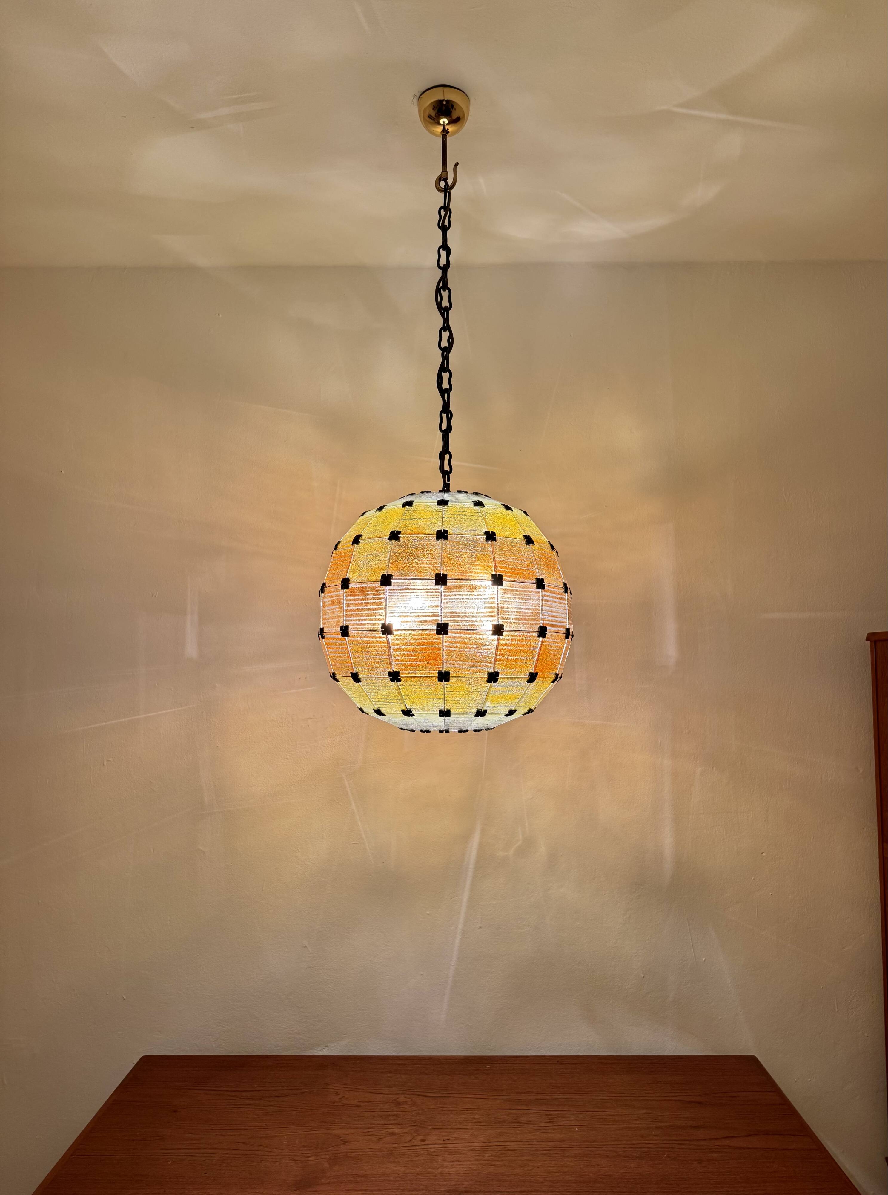 Suspension boule en verre coloré, 1960