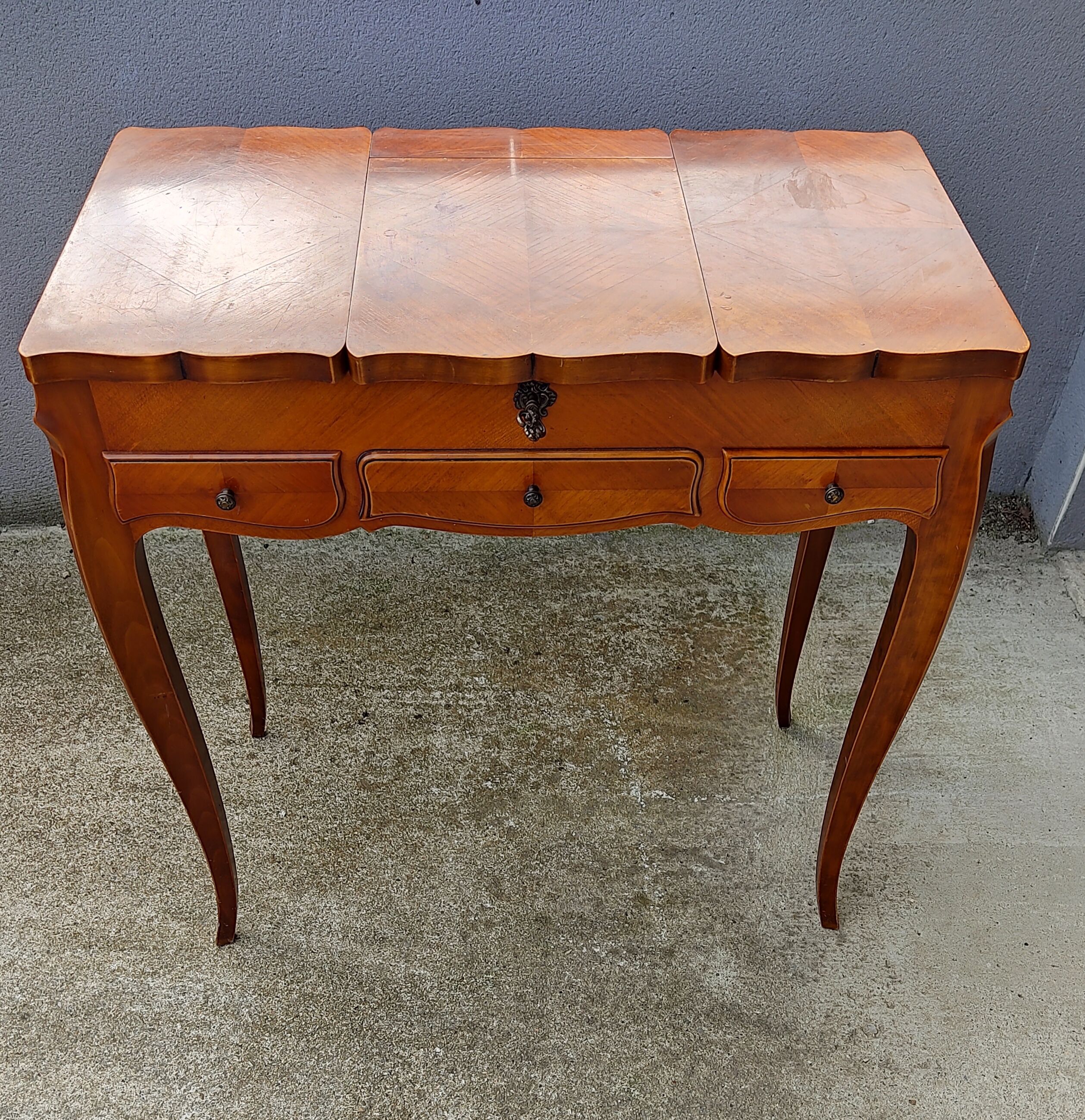 1950s tackle hairdresser with 3 drawers