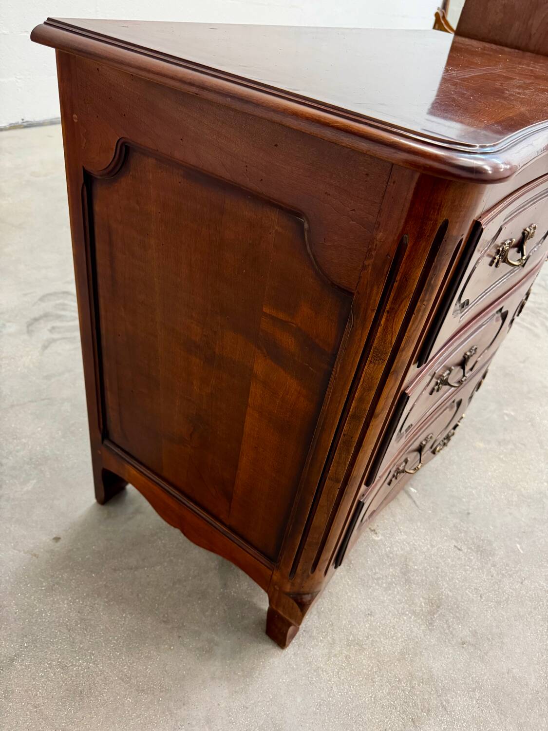 Curved Lyonnaise commode from the Louis XV period in solid walnut, late 1750s.