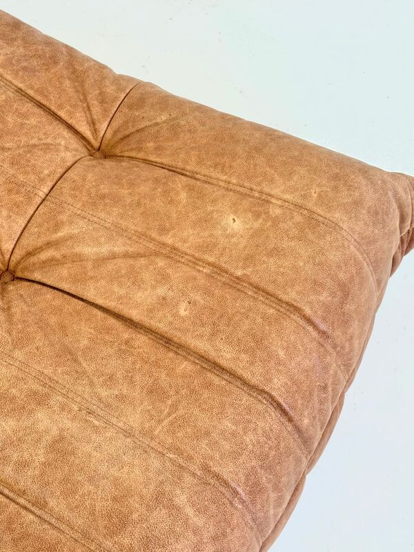 Fauteuil Togo Ligne Roset avec repose-pieds en cuir cognac
