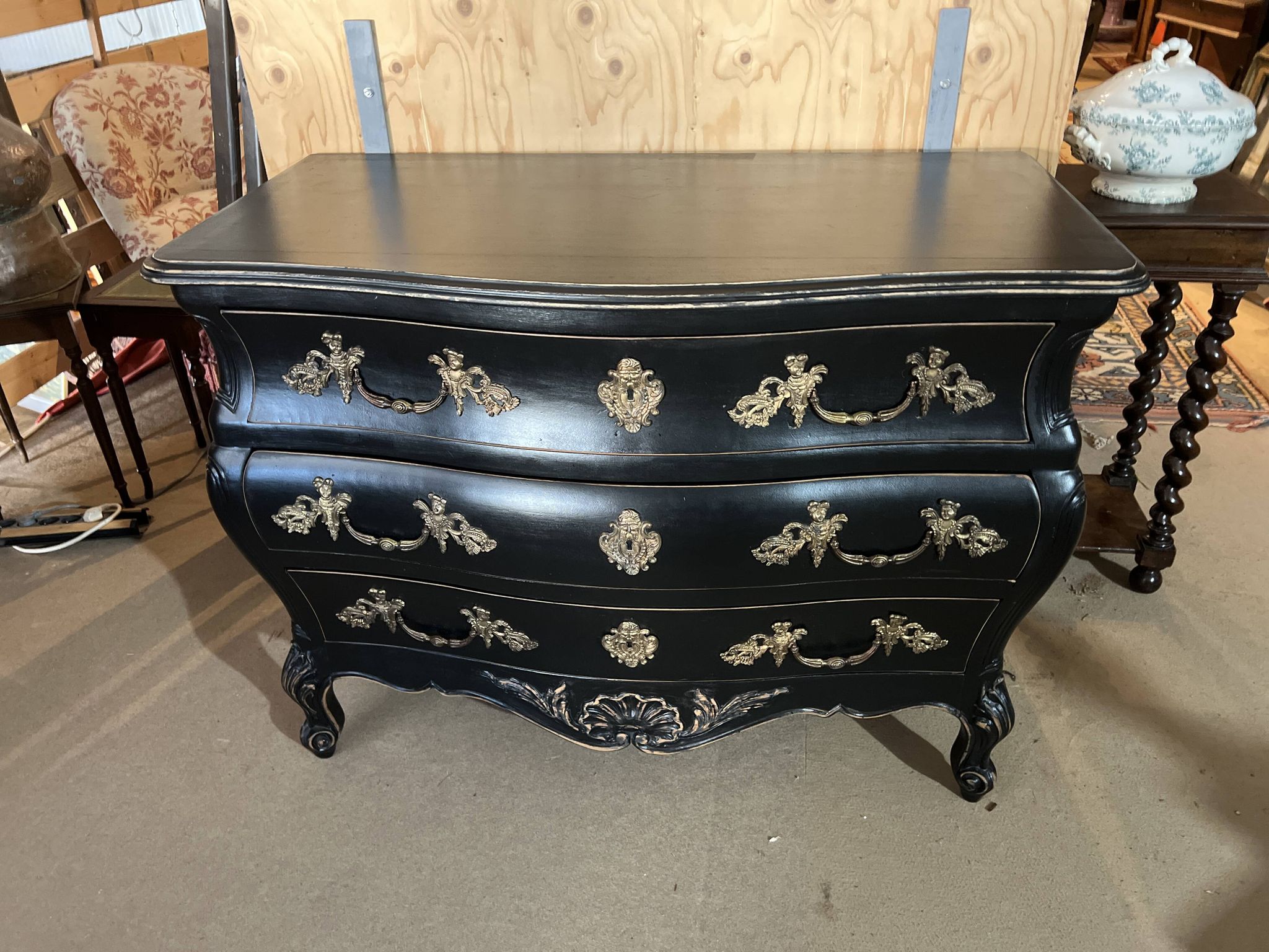 Curved chest of drawers, Louis XV style, Bordeaux type, lacquered in black