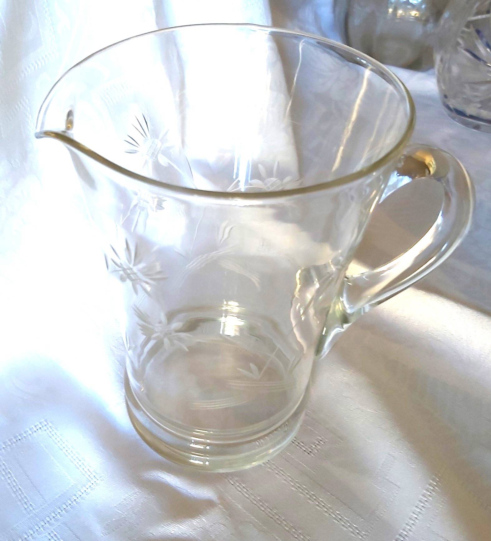 Pichet en verre soufflé décoré de petites fleurs