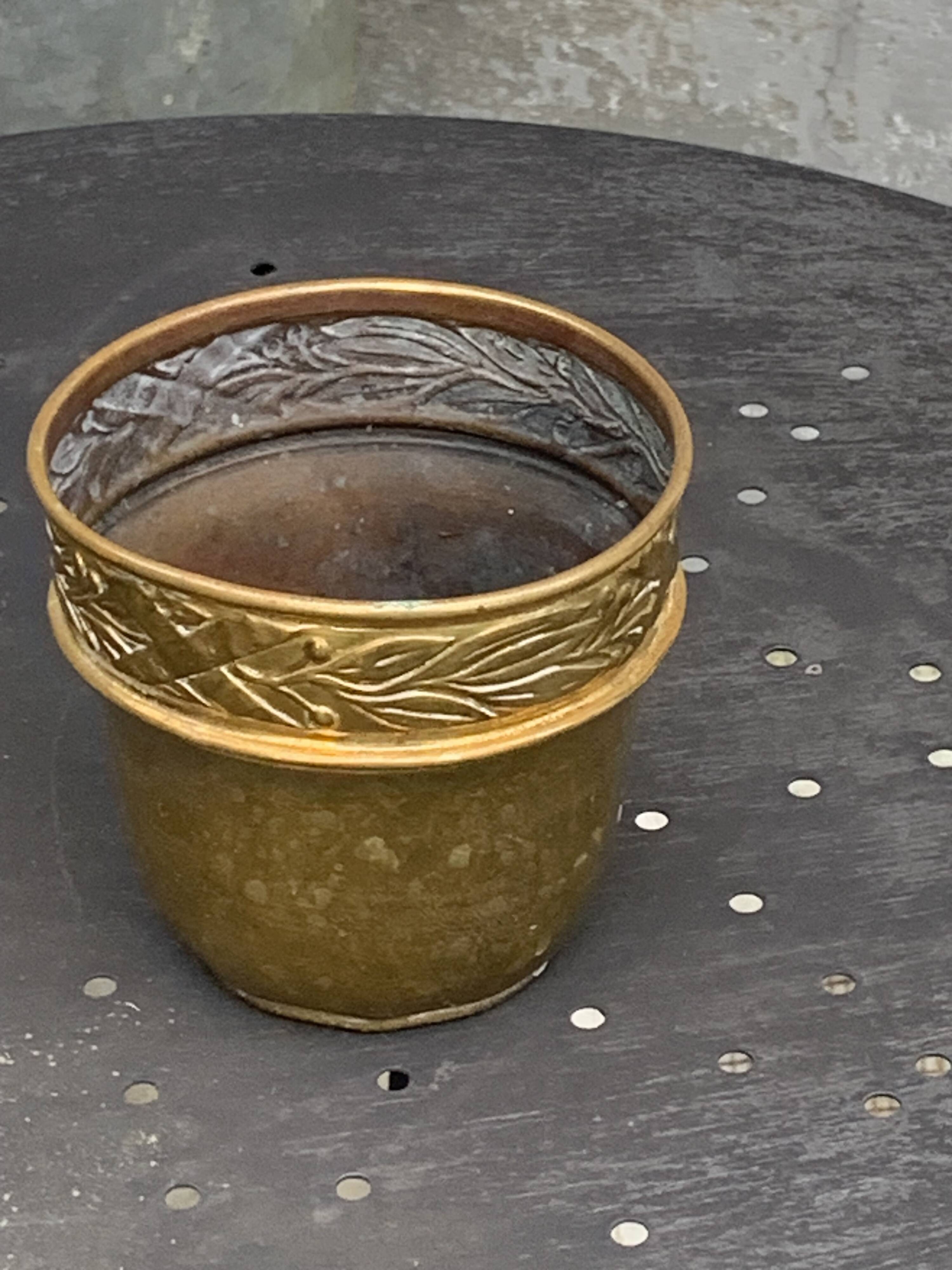 Pot cover in gilded brass, copper, chiseled and hammered pattern, foliage and cherries, old
