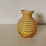 vase en opaline jaune , beige des années 50