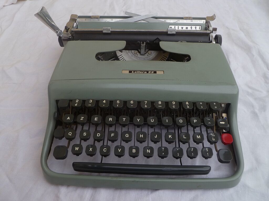 Typewriter Olivetti Lettera 22