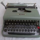 Typewriter Olivetti Lettera 22