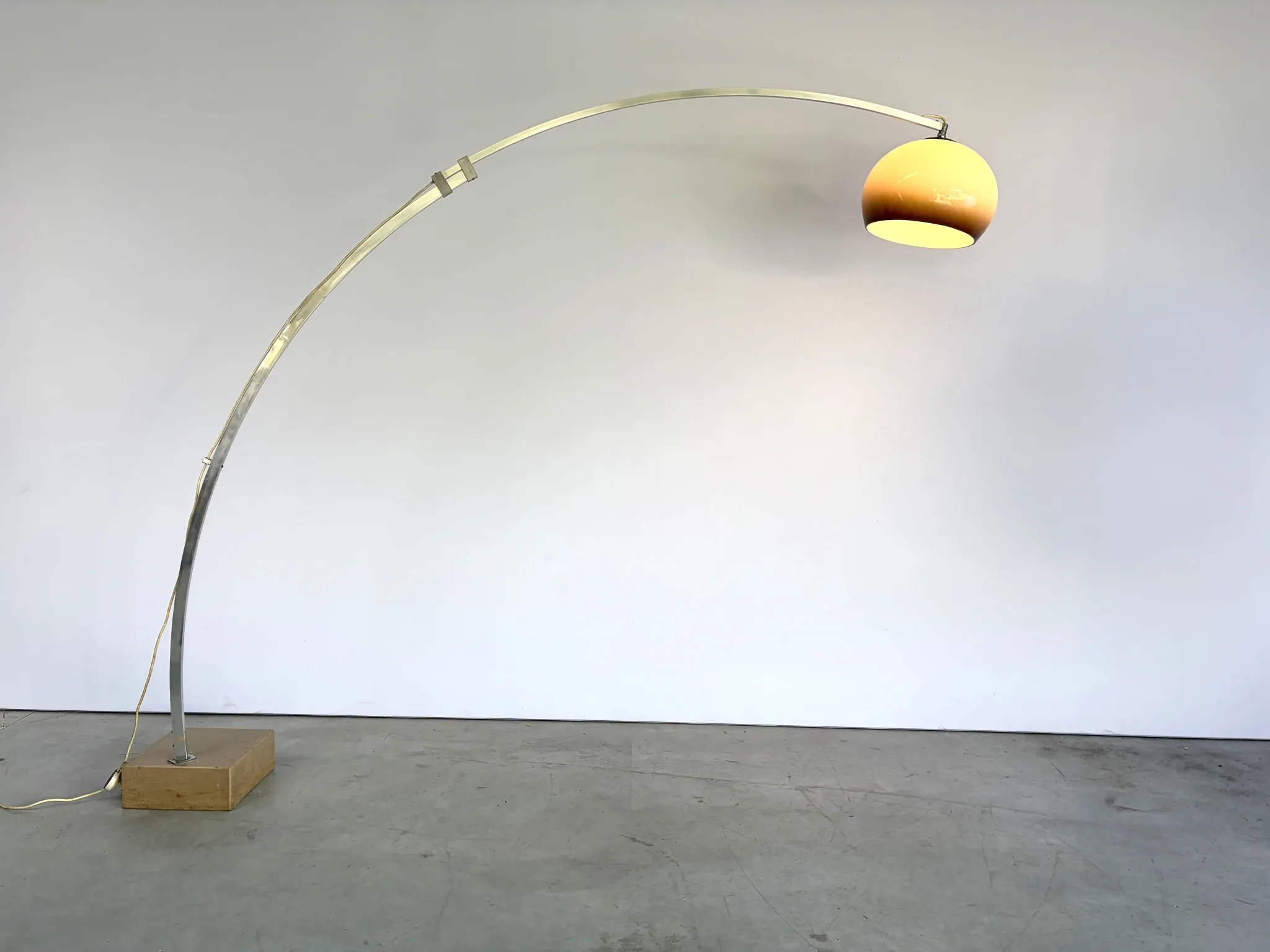 Large extendable arch floor lamp, 1970s