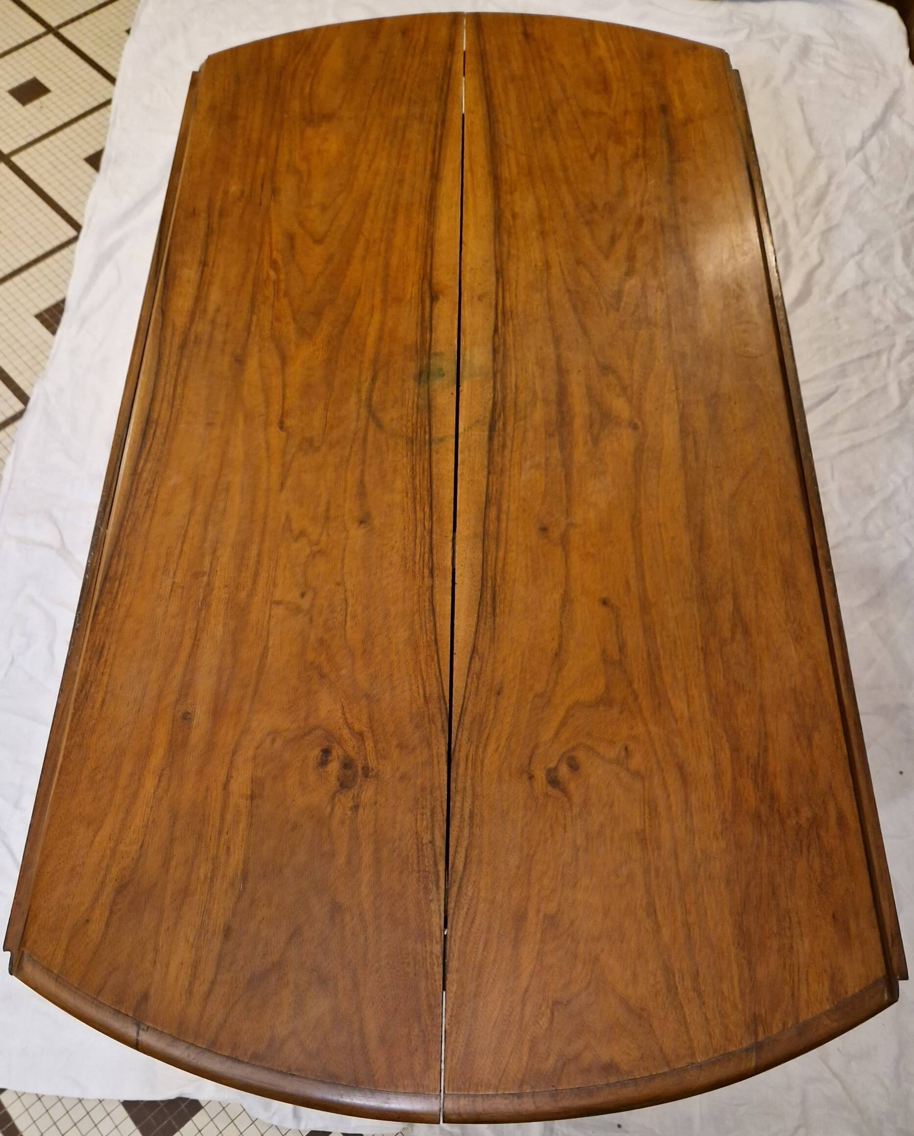 Table de salle à manger en noyer – Époque Restauration / Charles X – XIXe