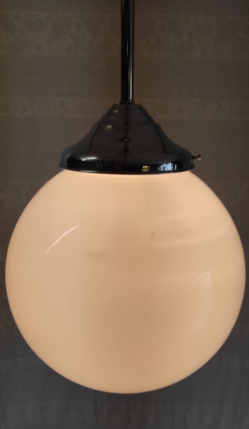 Suspension Bauhaus globe opaline et métal chromé - années 50/60