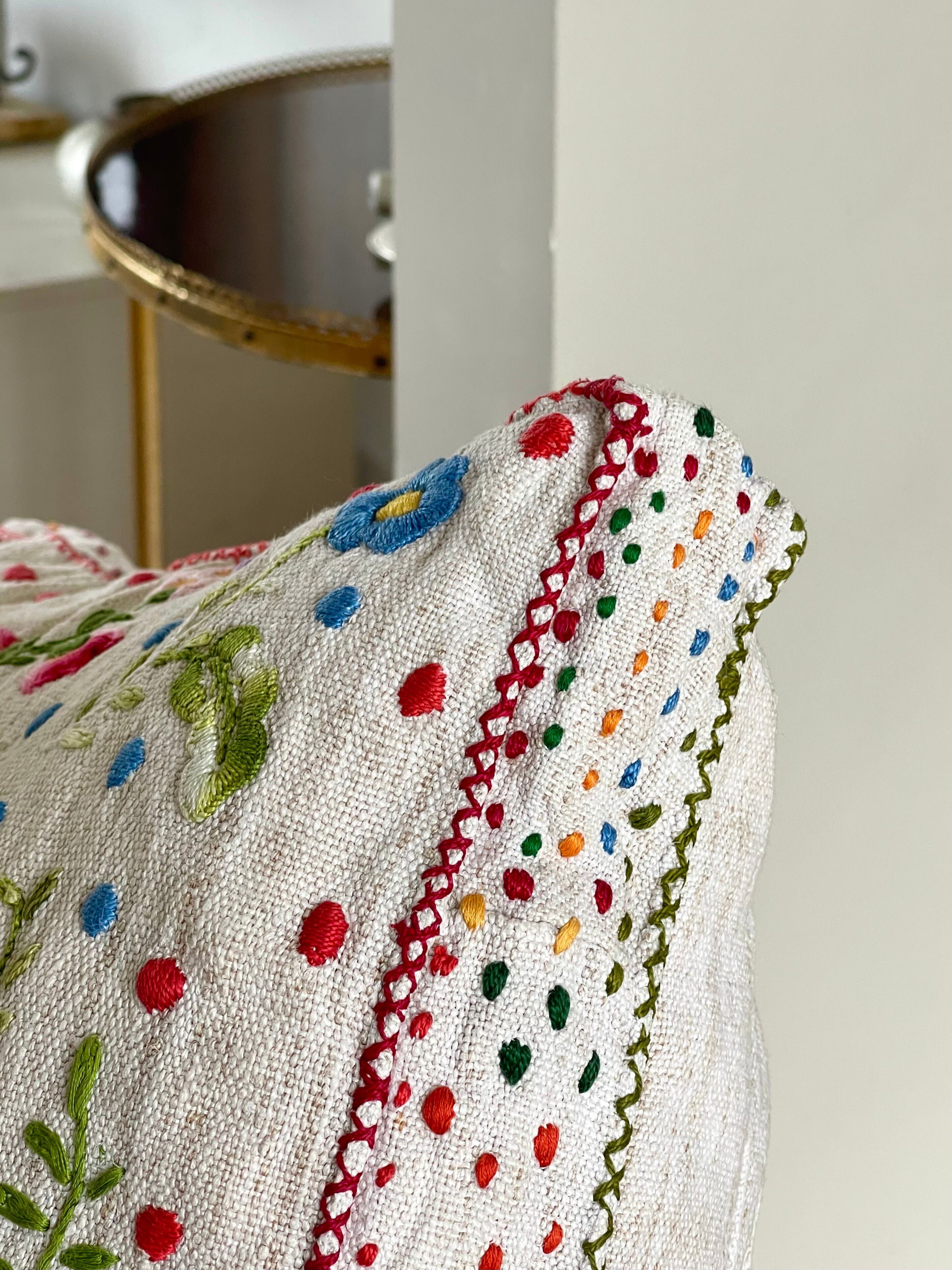 Cushion in hand-embroidered hemp.