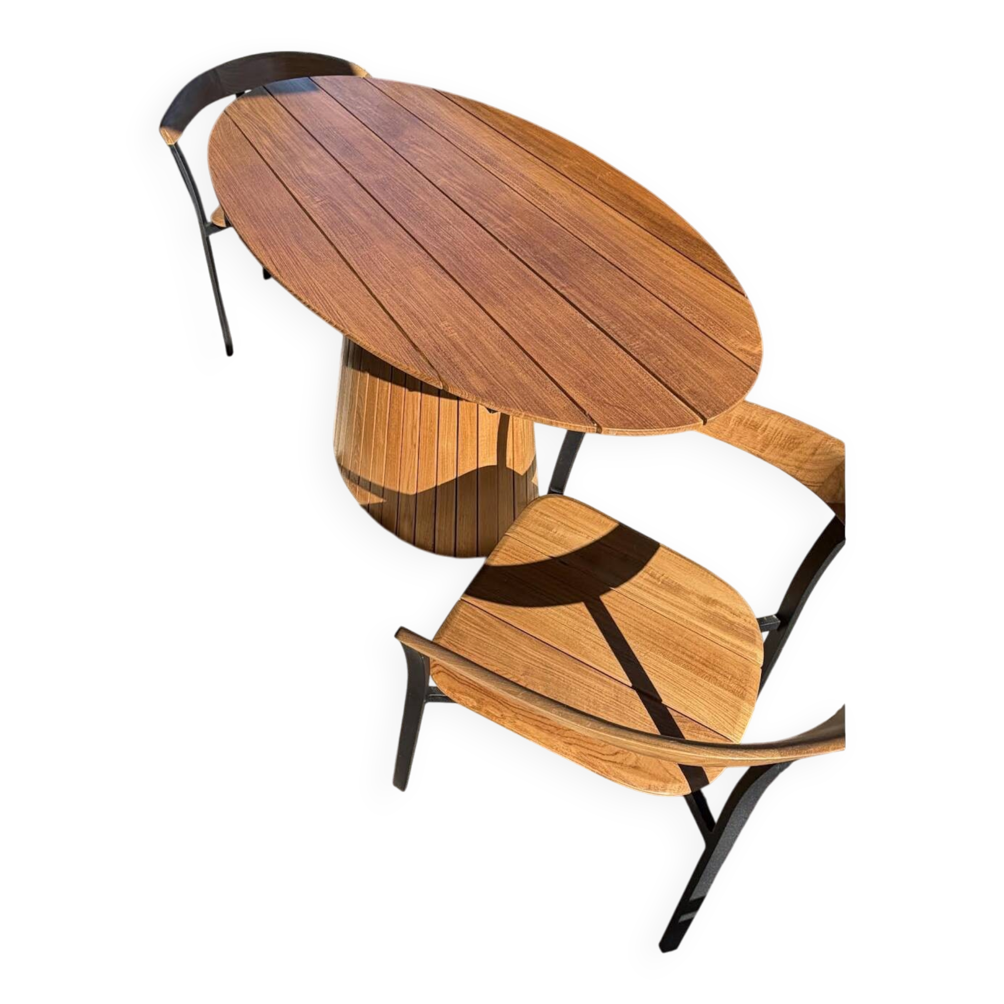 oval garden table with its 2 chairs