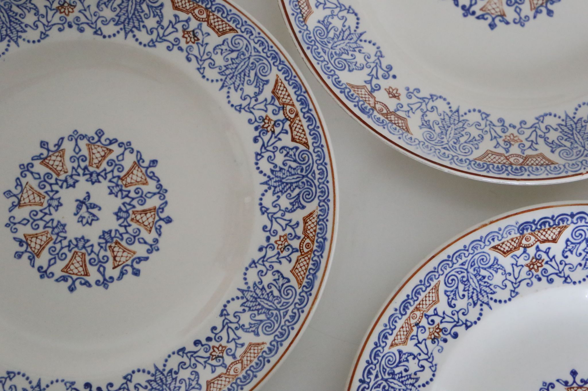Set of 9 flat plates of Longwy Rouennais motif