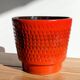 Grand cache-pot vintage en céramique allemande, texture fraise rouge
