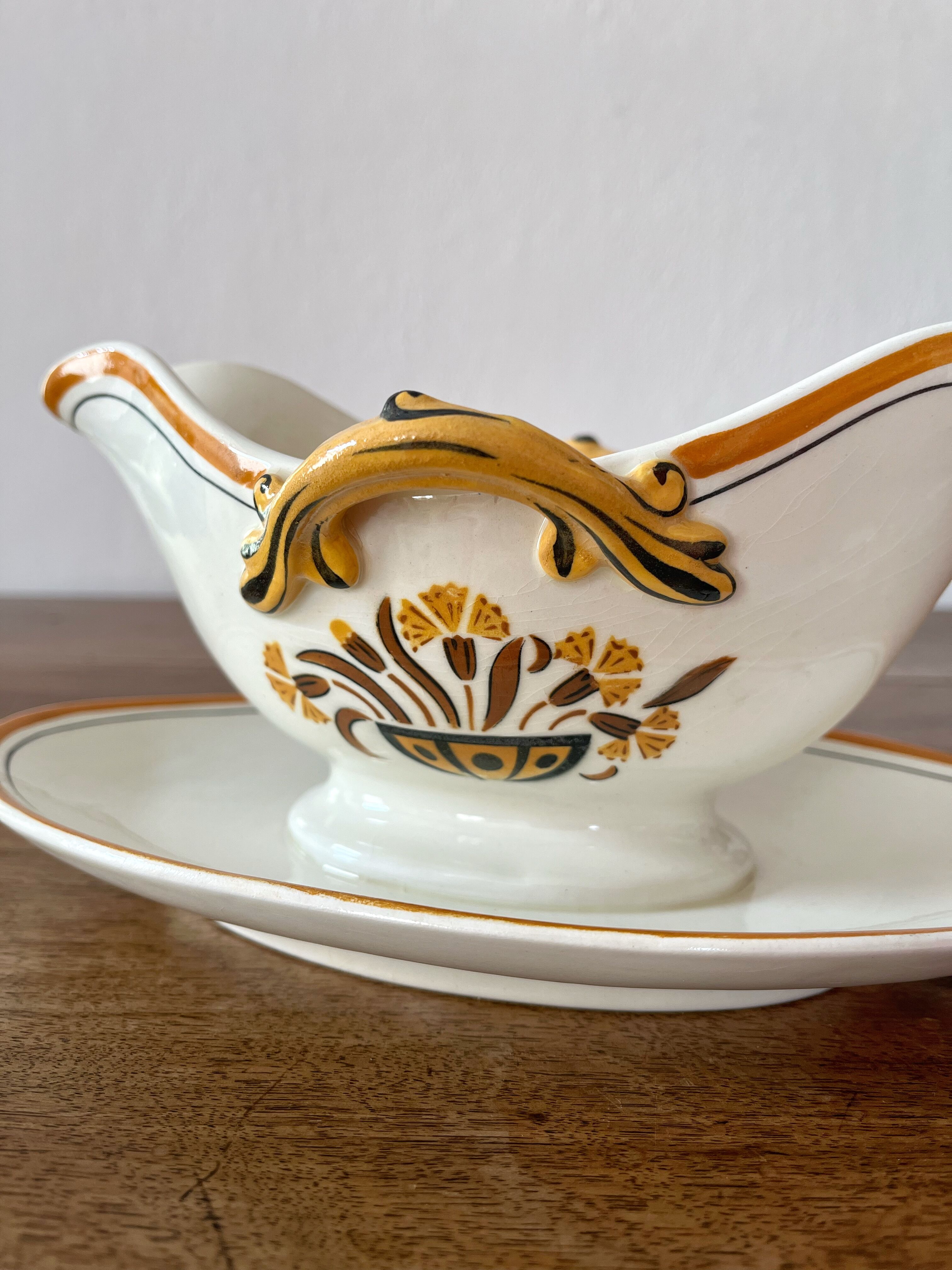 Old sauce pot in iron earth Carnations Creil and Montereau
