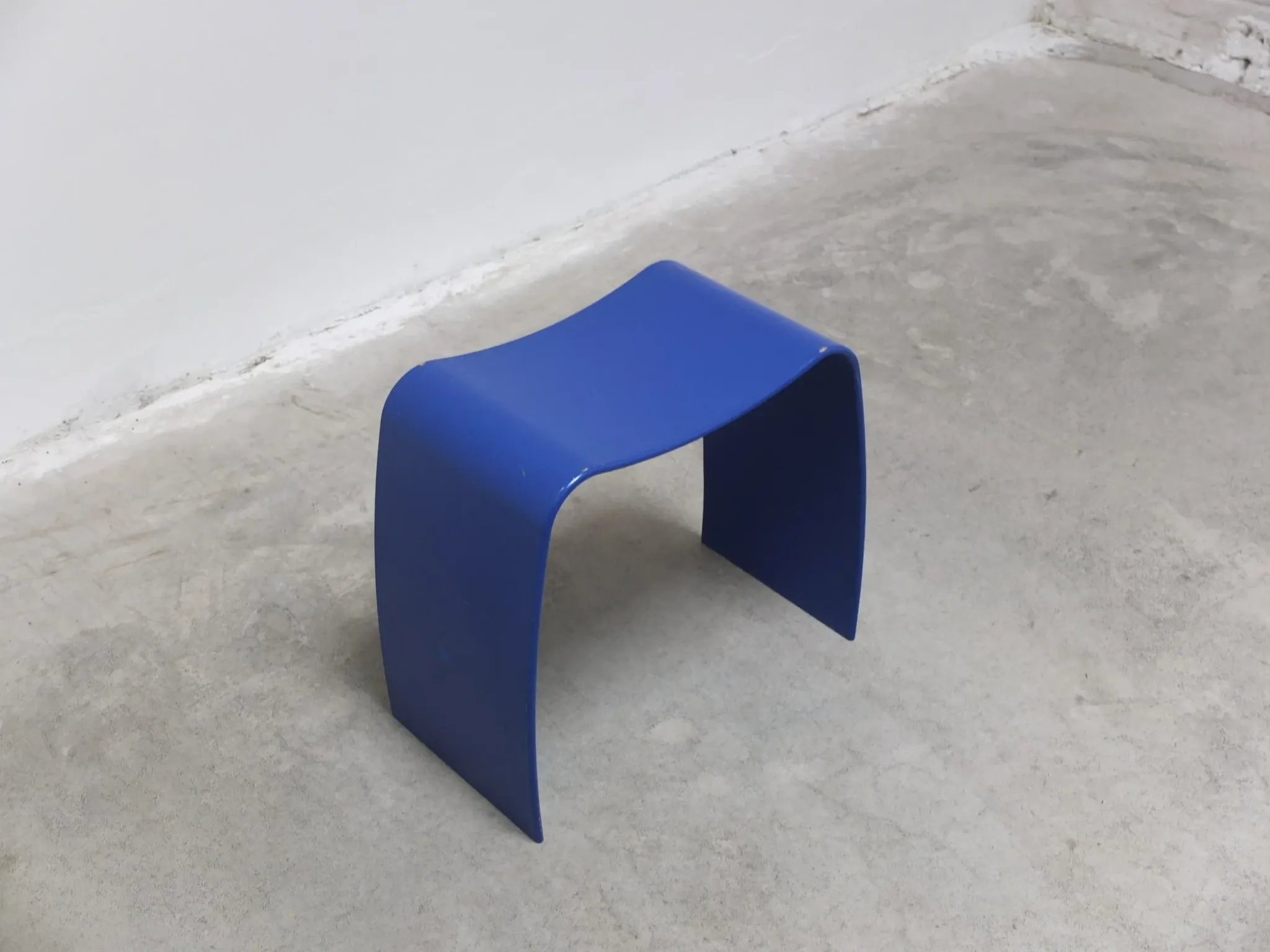 Tabouret bleu 'M' par Jørgen Møller pour Askman, années 1990.