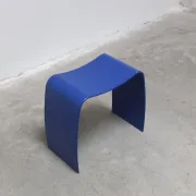 Tabouret bleu 'M' par Jørgen Møller pour Askman, années 1990.