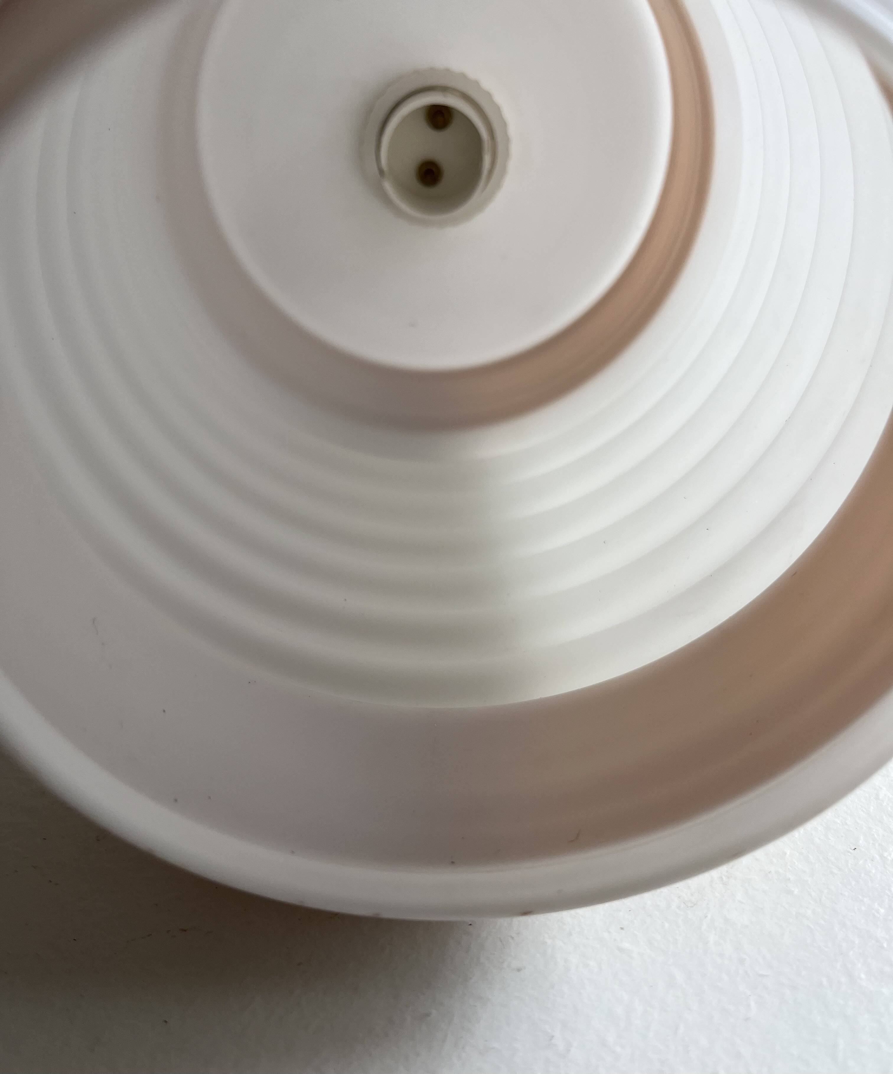 Opaline corrugated tube suspension