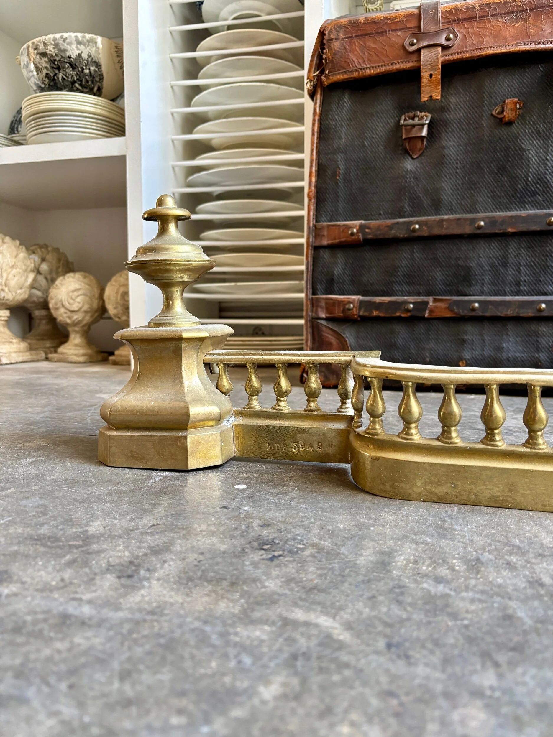 Fireplace fender in gilded bronze