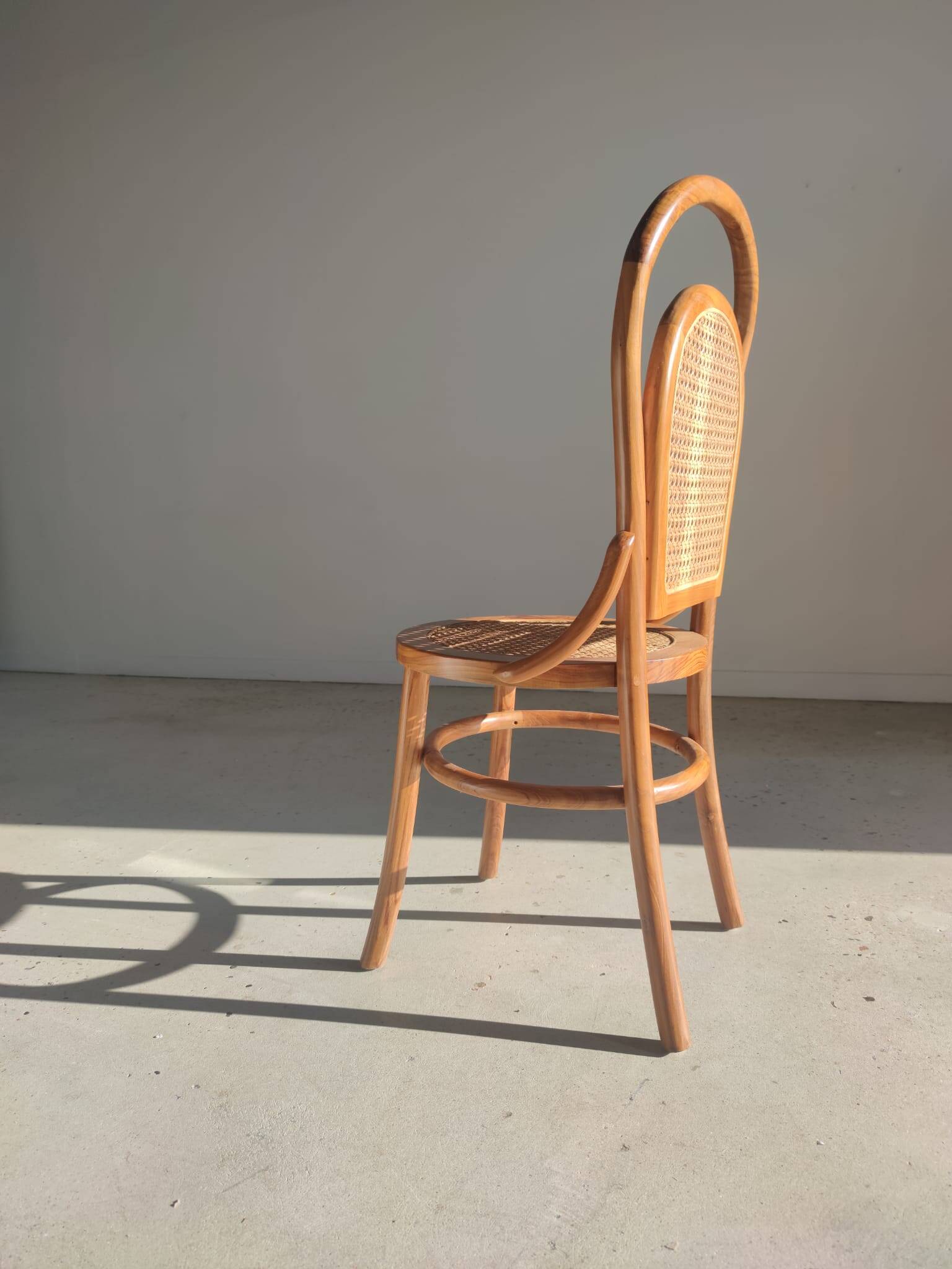 Chaise cannée en bois naturel