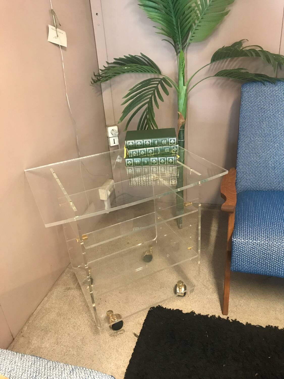 Vintage side table in plexiglass, design by David Lange.