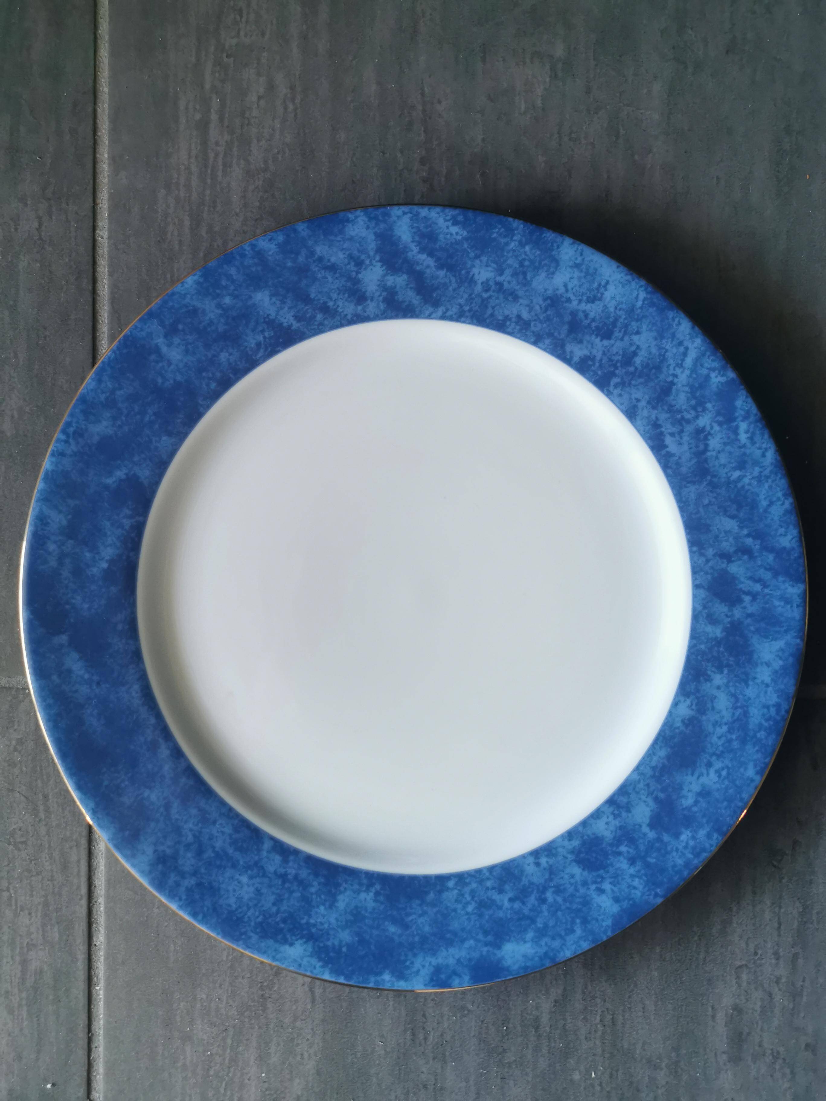 Service plate with blue marbled decoration – 27 cm