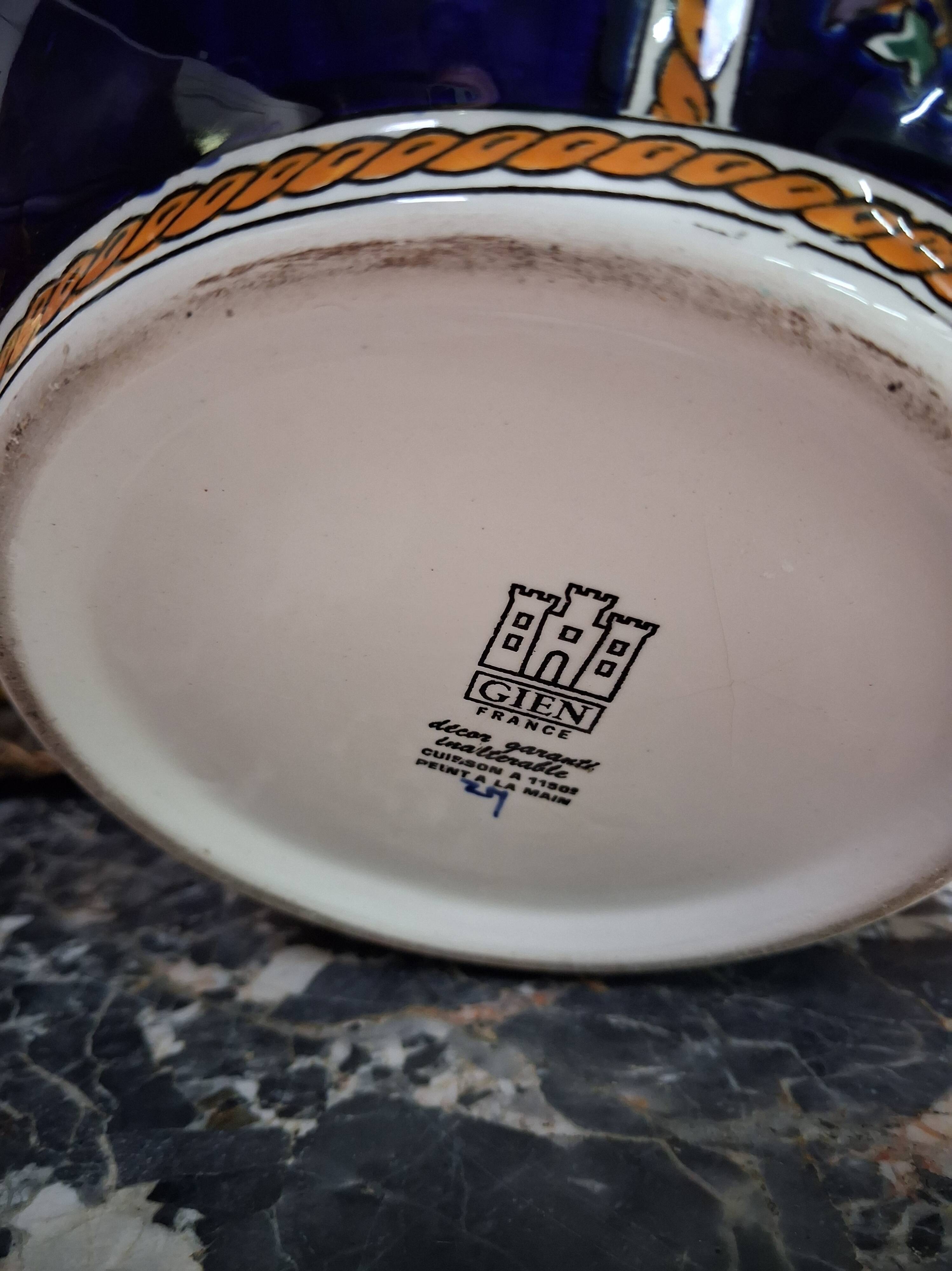 Gien : Cache-pot en faïence émaillée à décor héraldique – style Renaissance