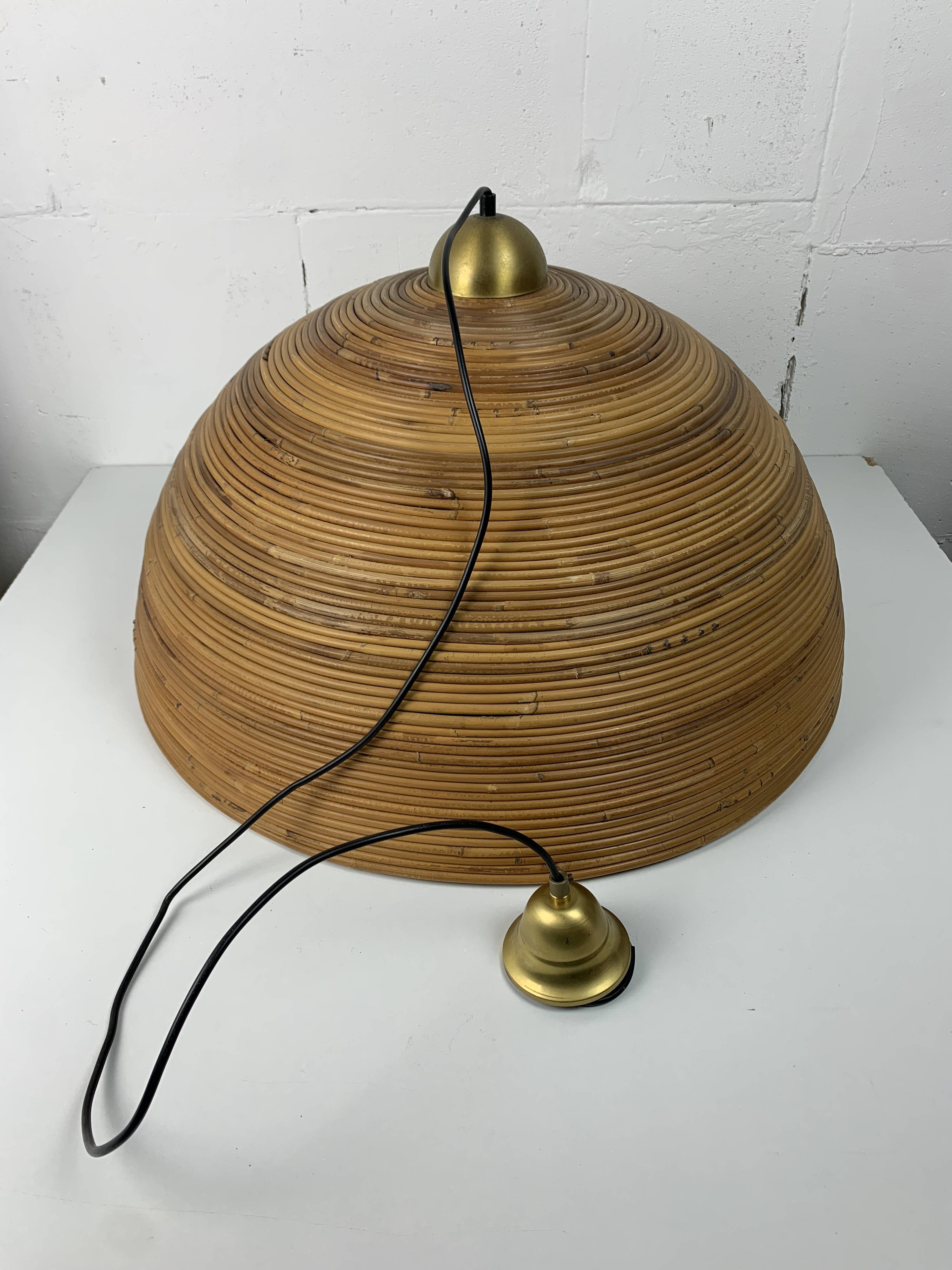 Lampe à suspension XL 71 cm en roseau, rotin, bambou et laiton, Italie