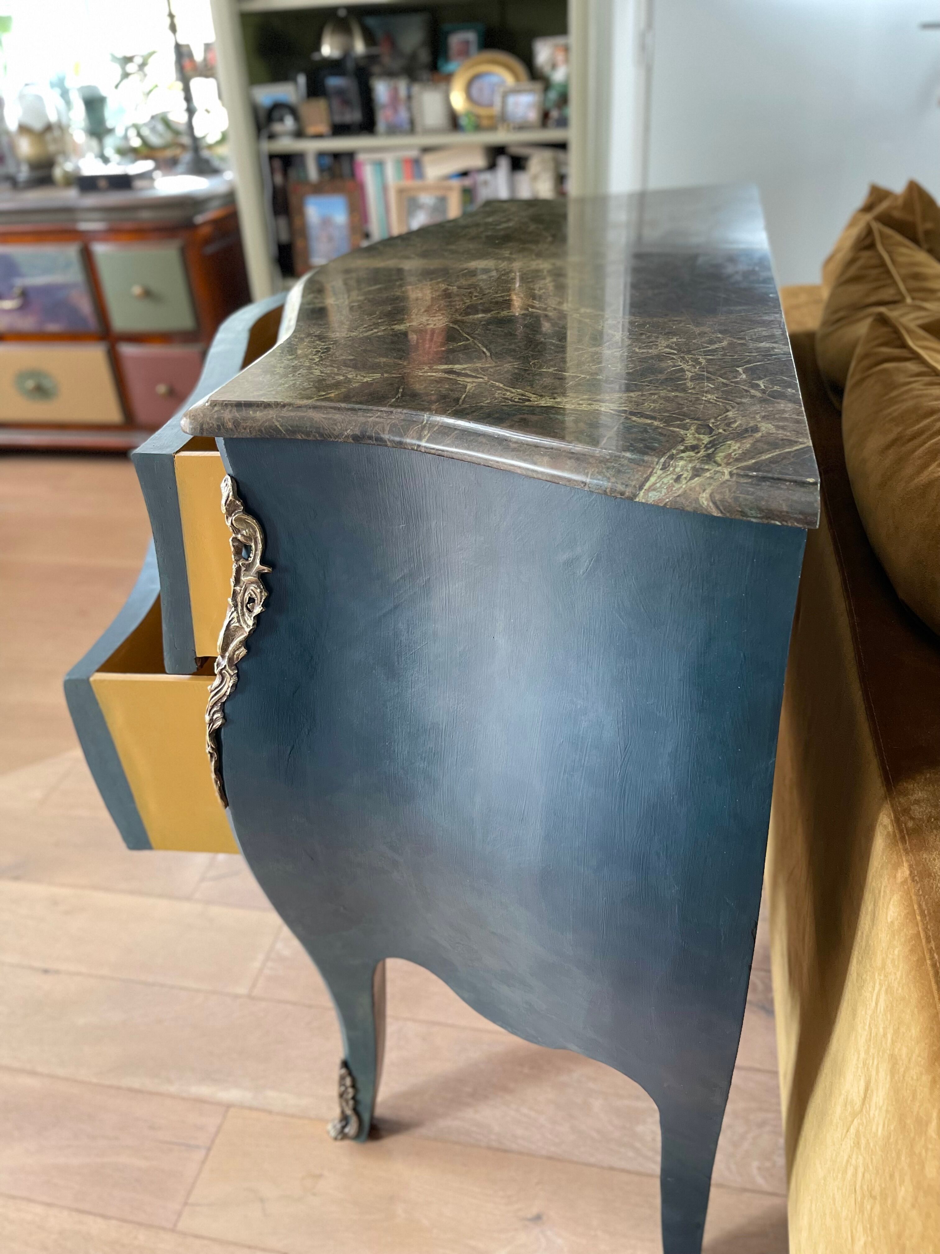 Commode patinée galbée de style Louis XV