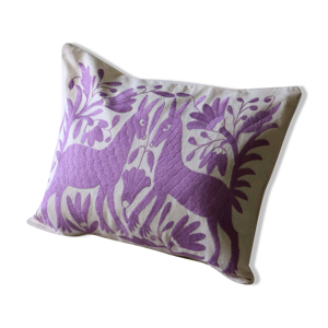 coussin brodé à la