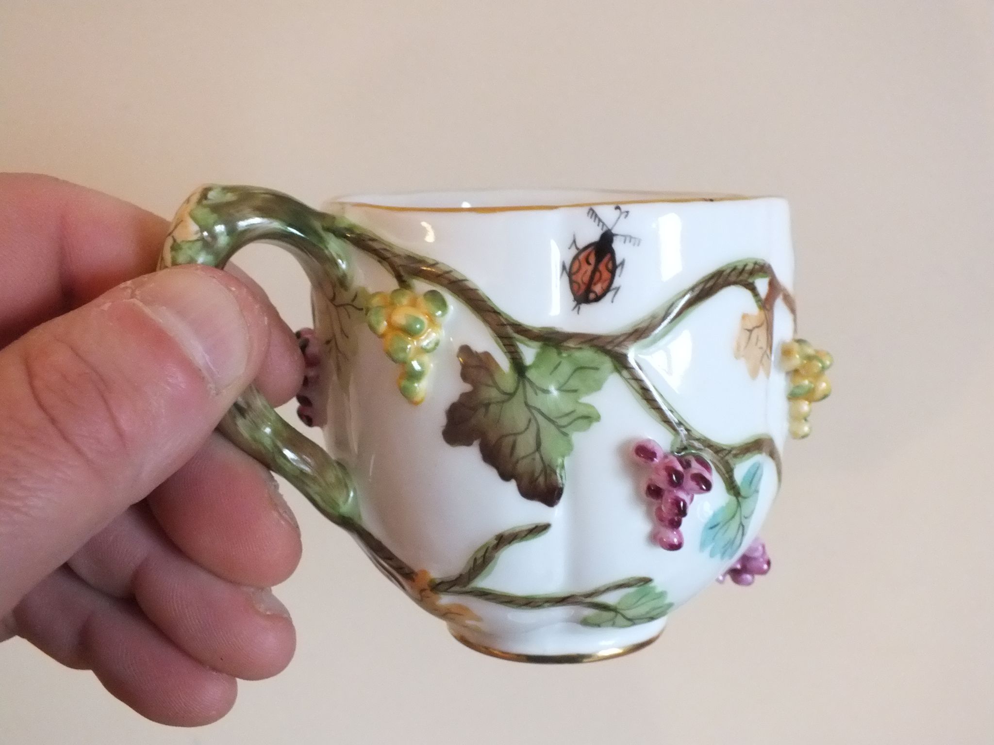 Cup n°1 CAP porcelanas Portugal insects and fruits in relief