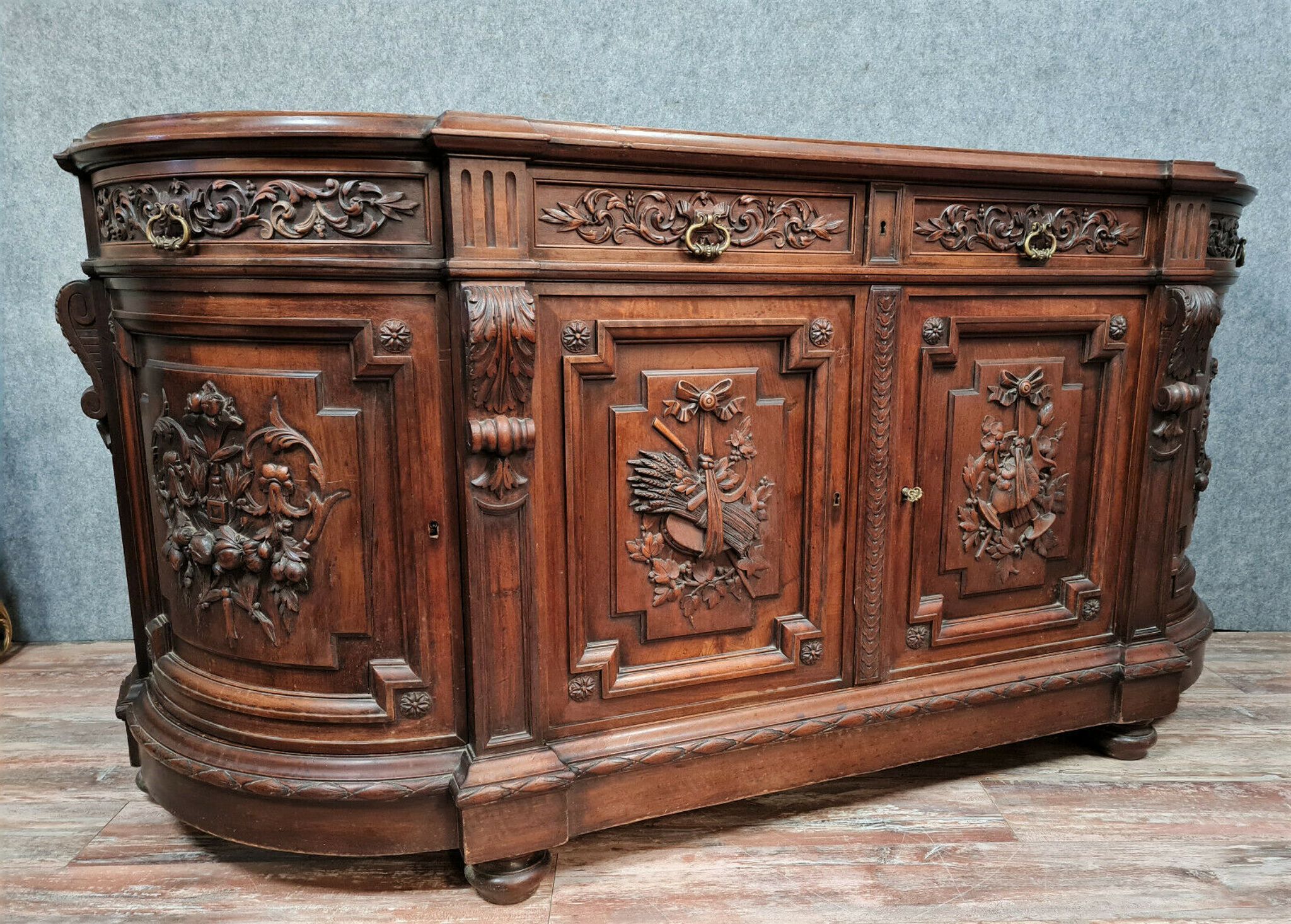 Half-moon style half-moon style sideboard Renaissance in solid walnut around 1850