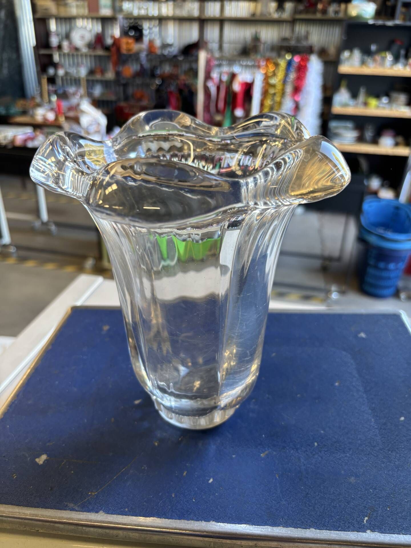 Tulip vase in Daum crystal from the 1960s.