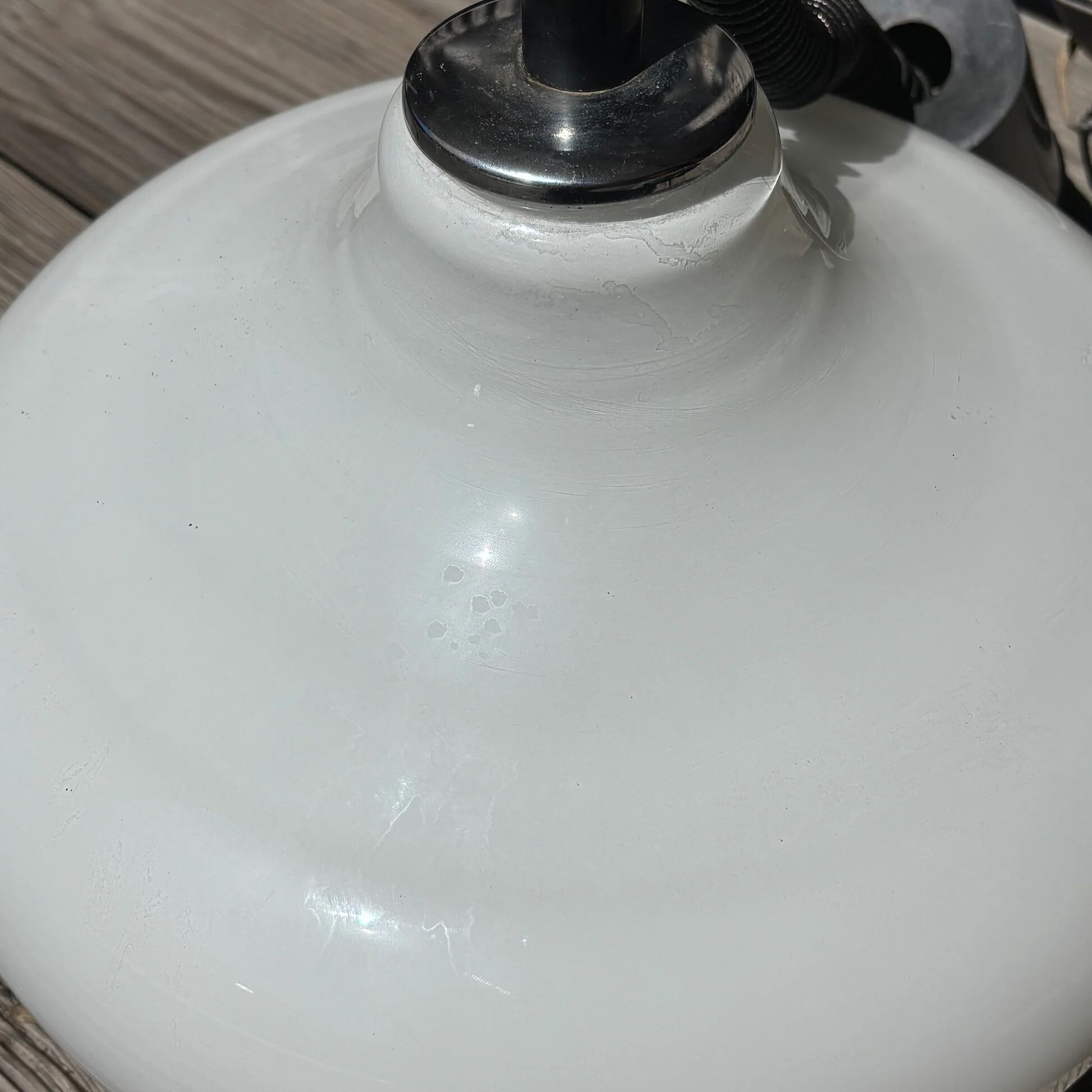 Suspension vintage en verre blanc et système monte et baisse