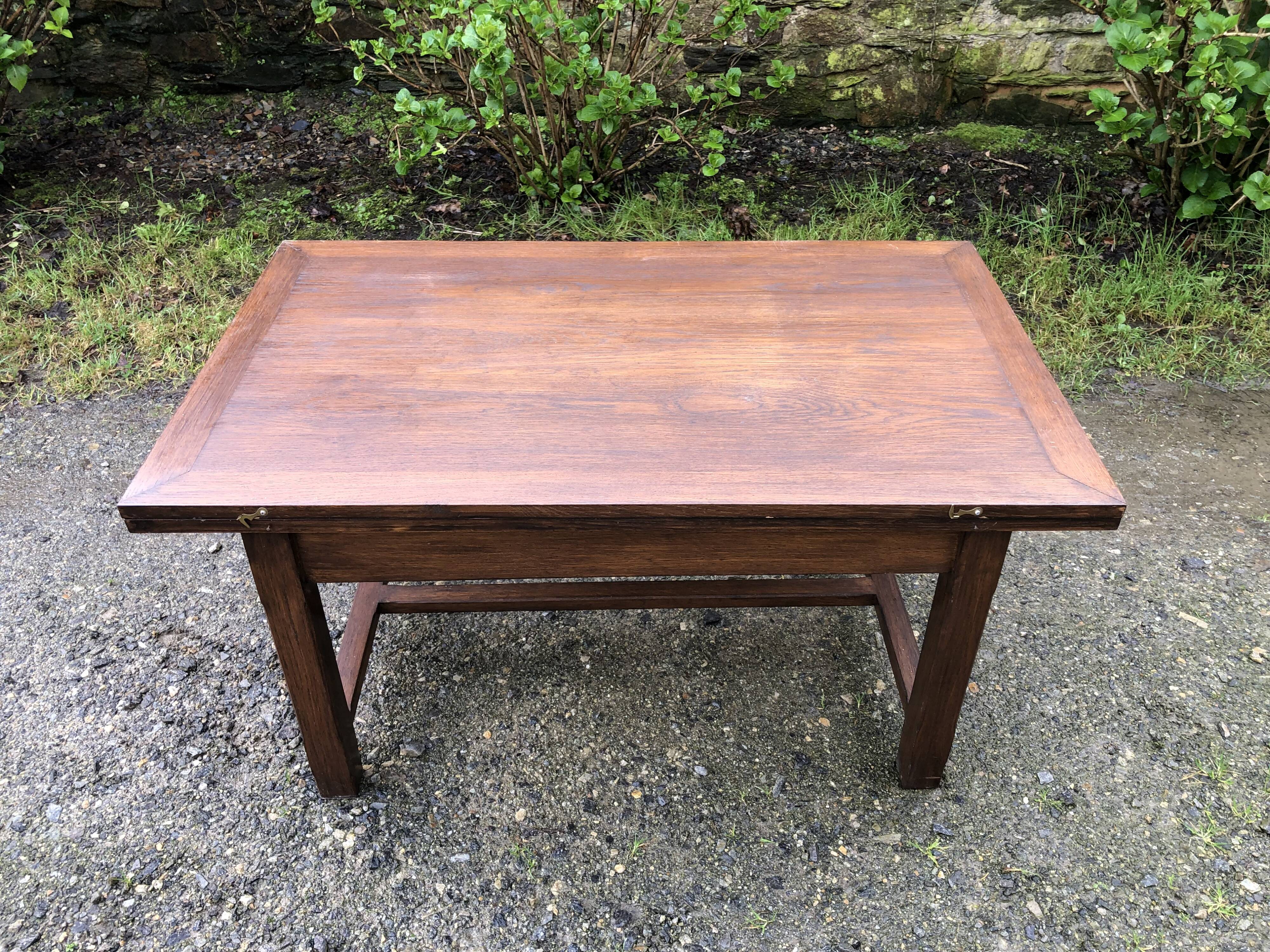 Table basse vintage modulable et extensible au système magique d’Albert Ducros en chêne.