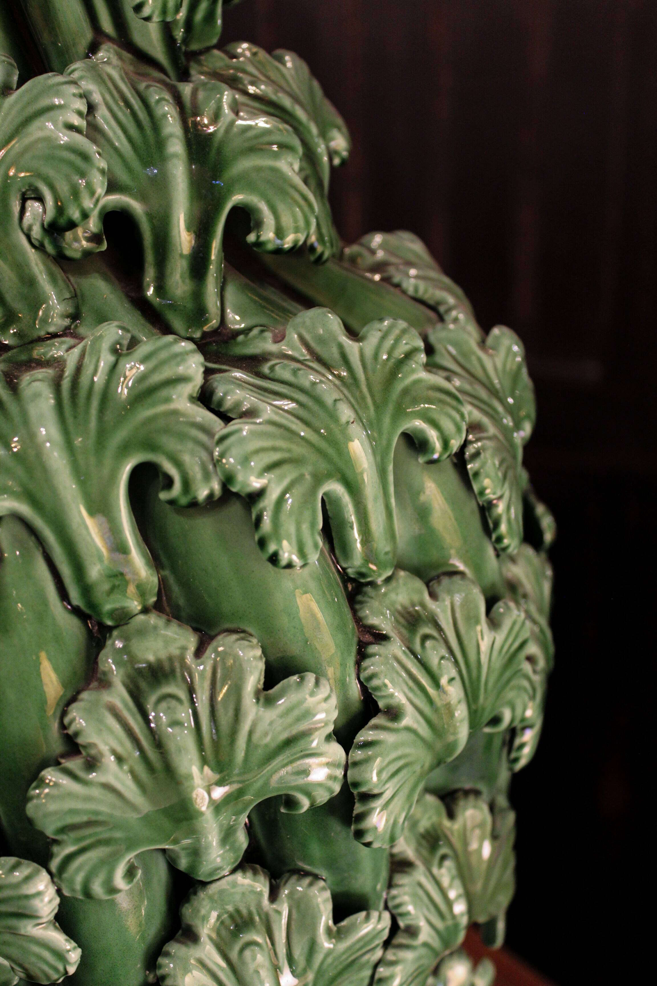 Large green vase from Manises with a leaf design.