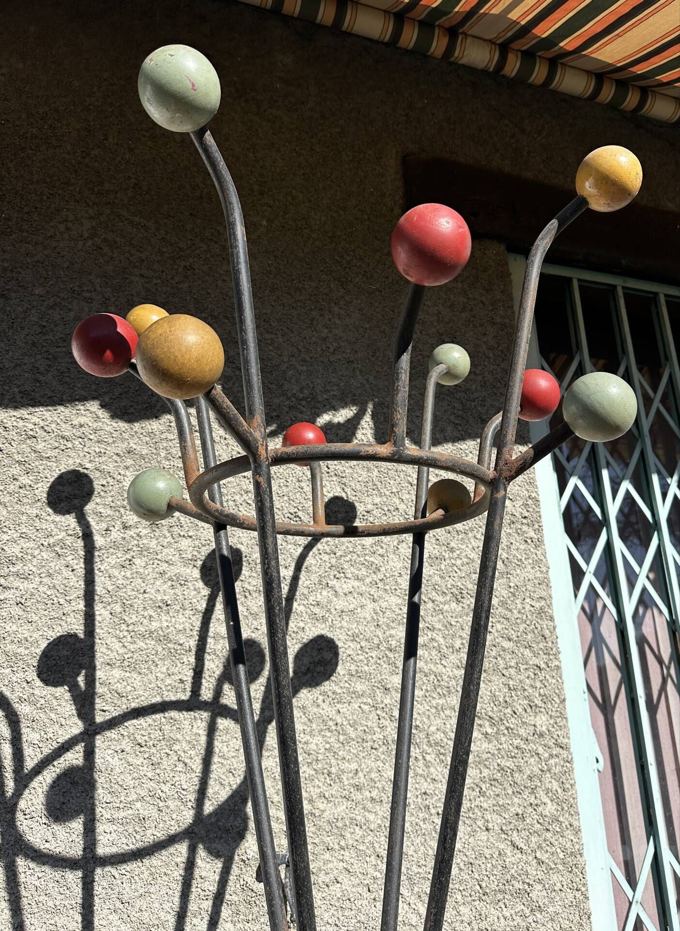 Ancien portemanteau en fer forgé type clé de sol par Roger Féraud