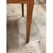 Chaise cannage bois clair accoudoirs cuir