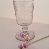 Verre à pied ancien sablé fleurs