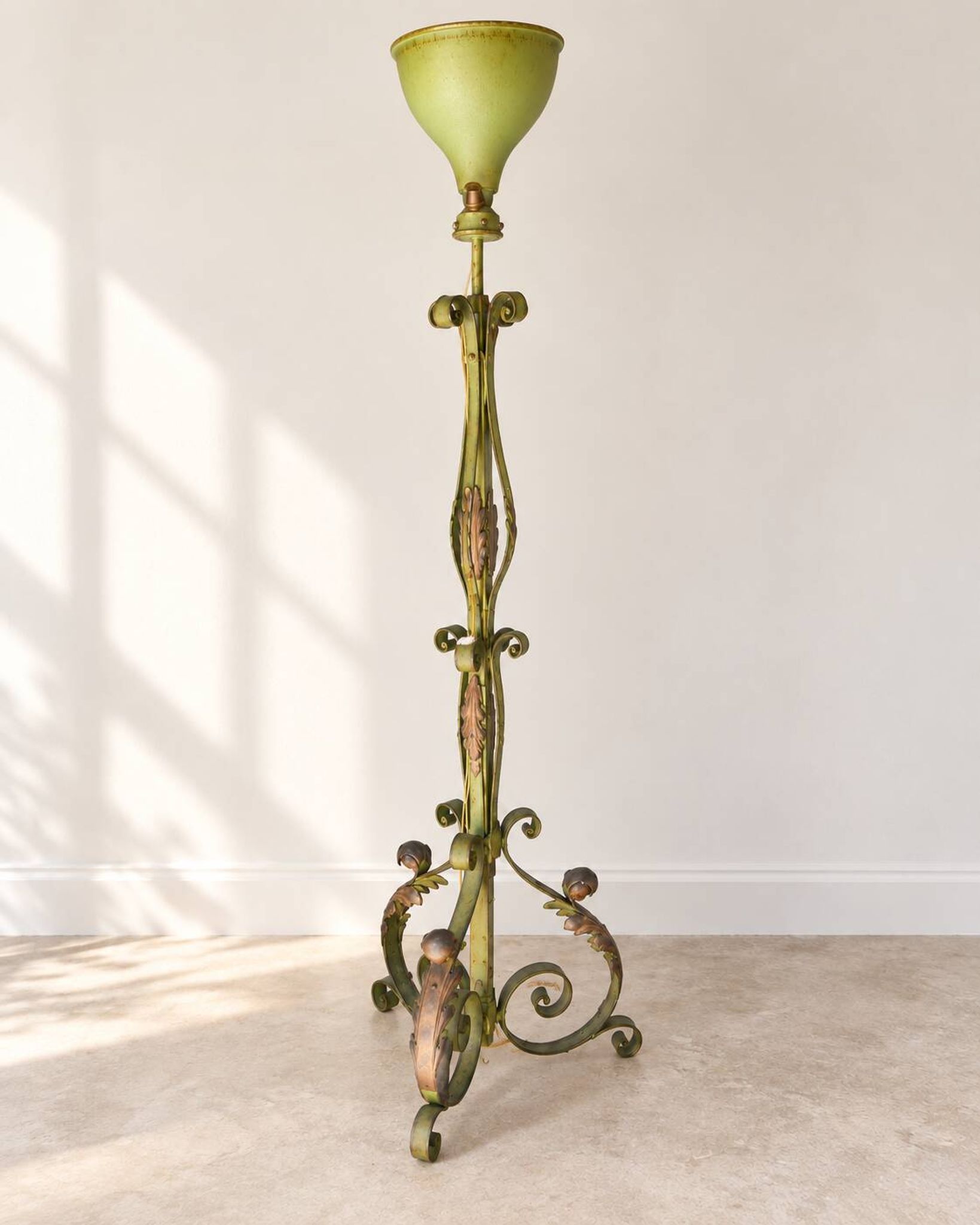Lampadaire ancien en fer peint vert à décor végétal