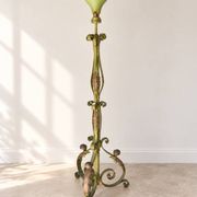 Lampadaire ancien en fer peint vert à décor végétal