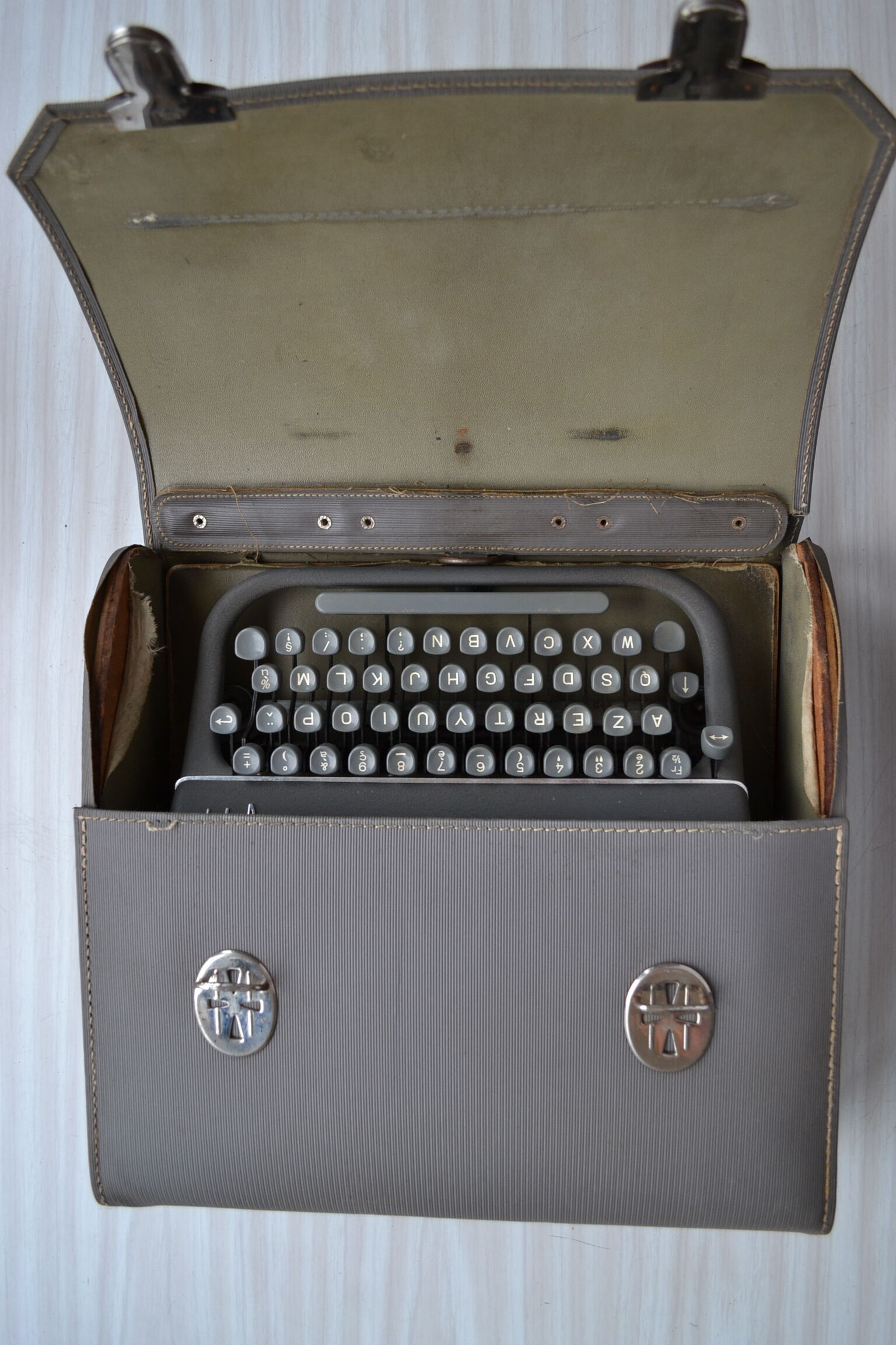 Japy portable metal anthracite 1960 portable writing machine