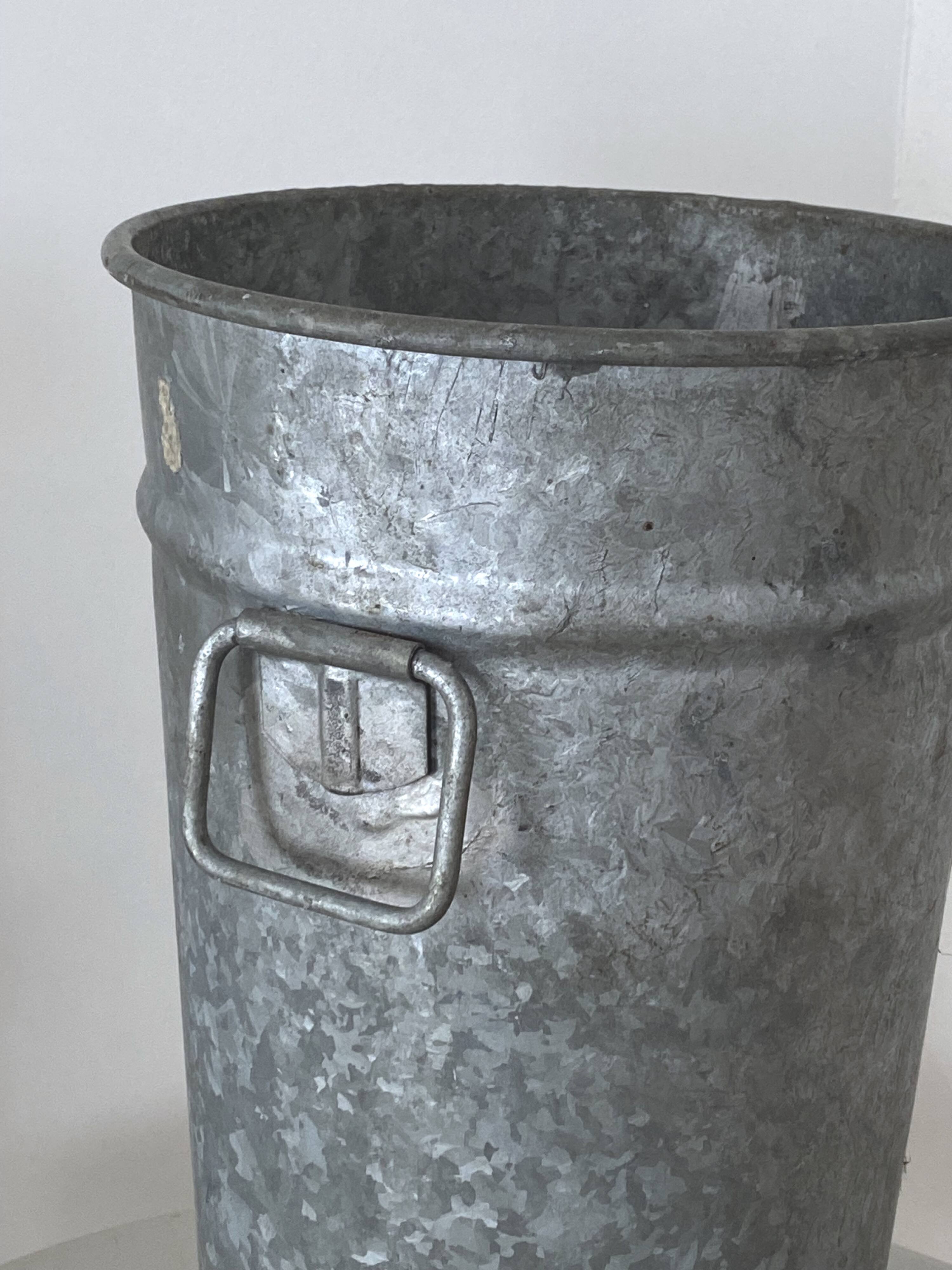 Vase de fleuriste en zinc
