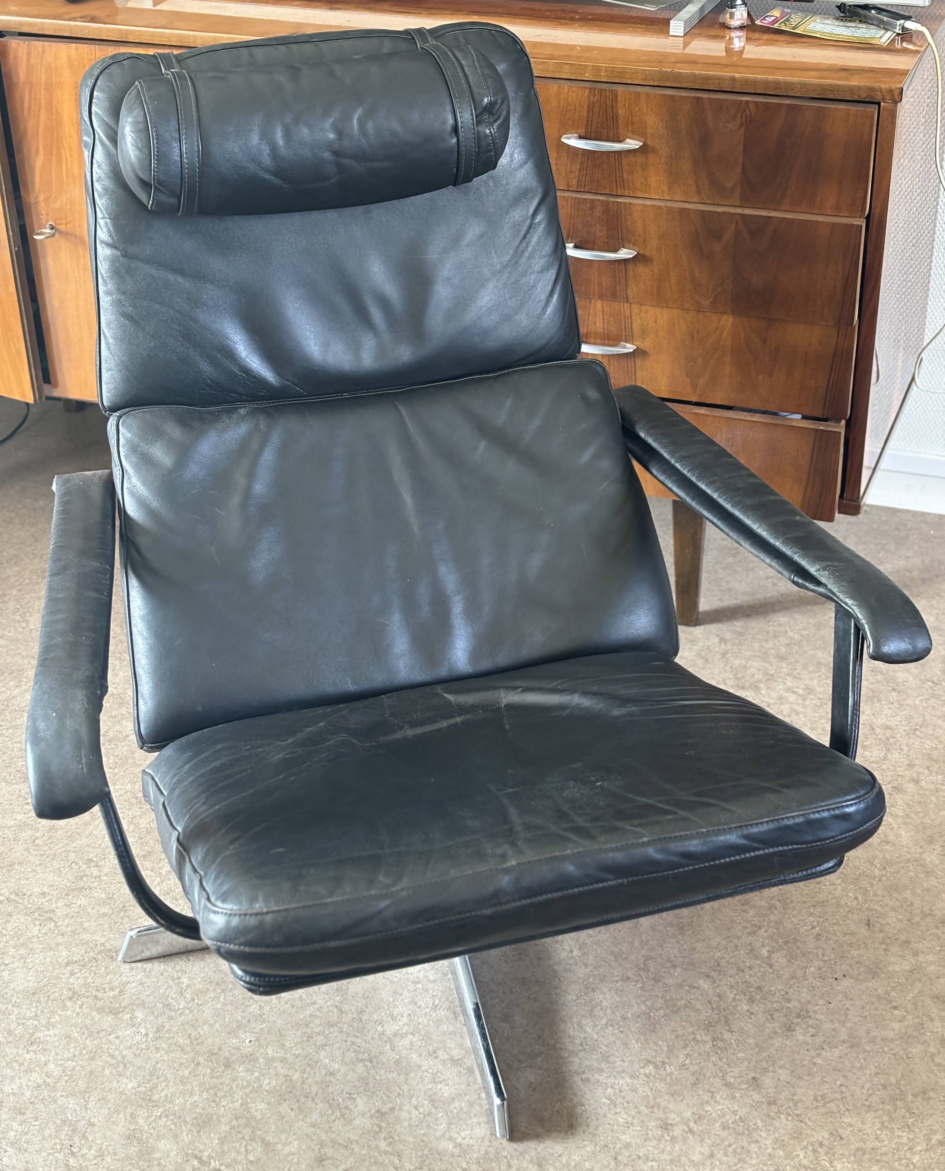 Vintage black leather lounge chair – swivel – 1970s