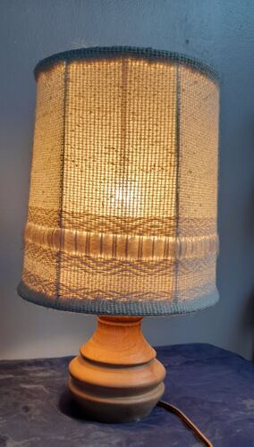 Lampe de chevet bois tourné et abat jour en laine & macramé écru, France, années 70