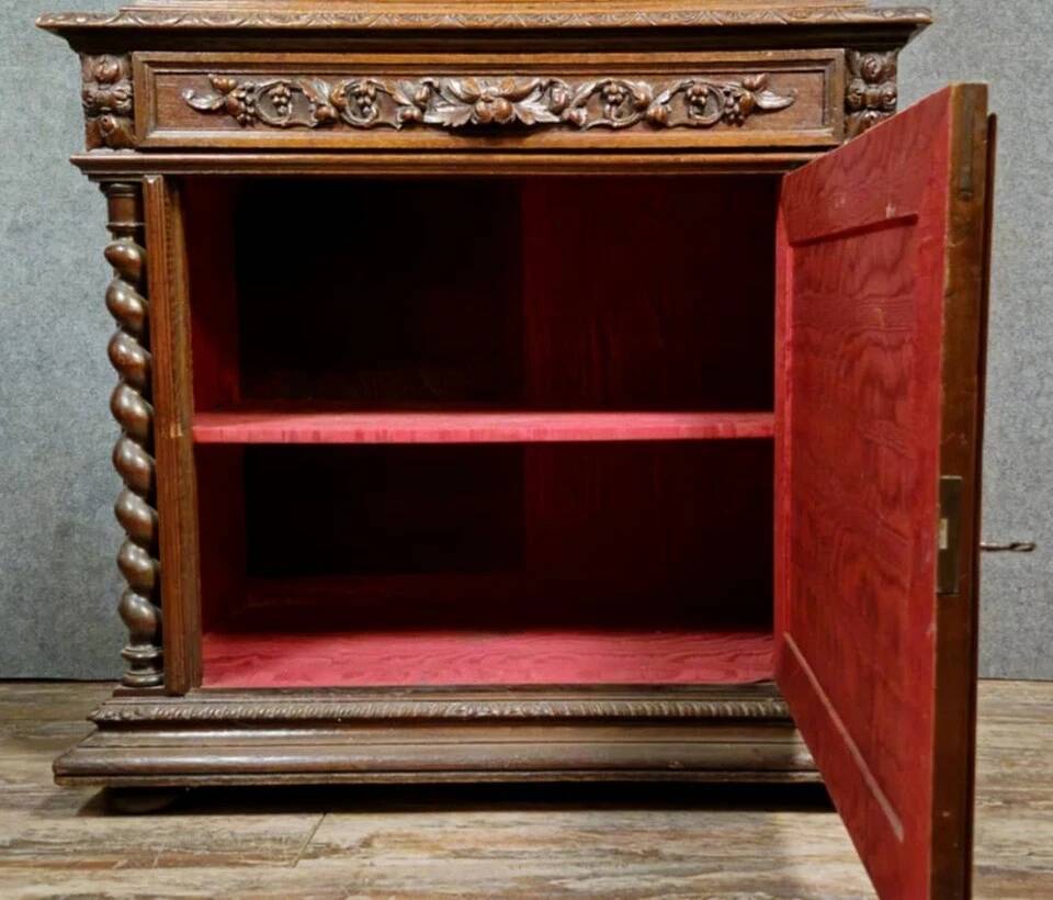Louis XIII style hunting lodge display cabinet in oak circa 1850